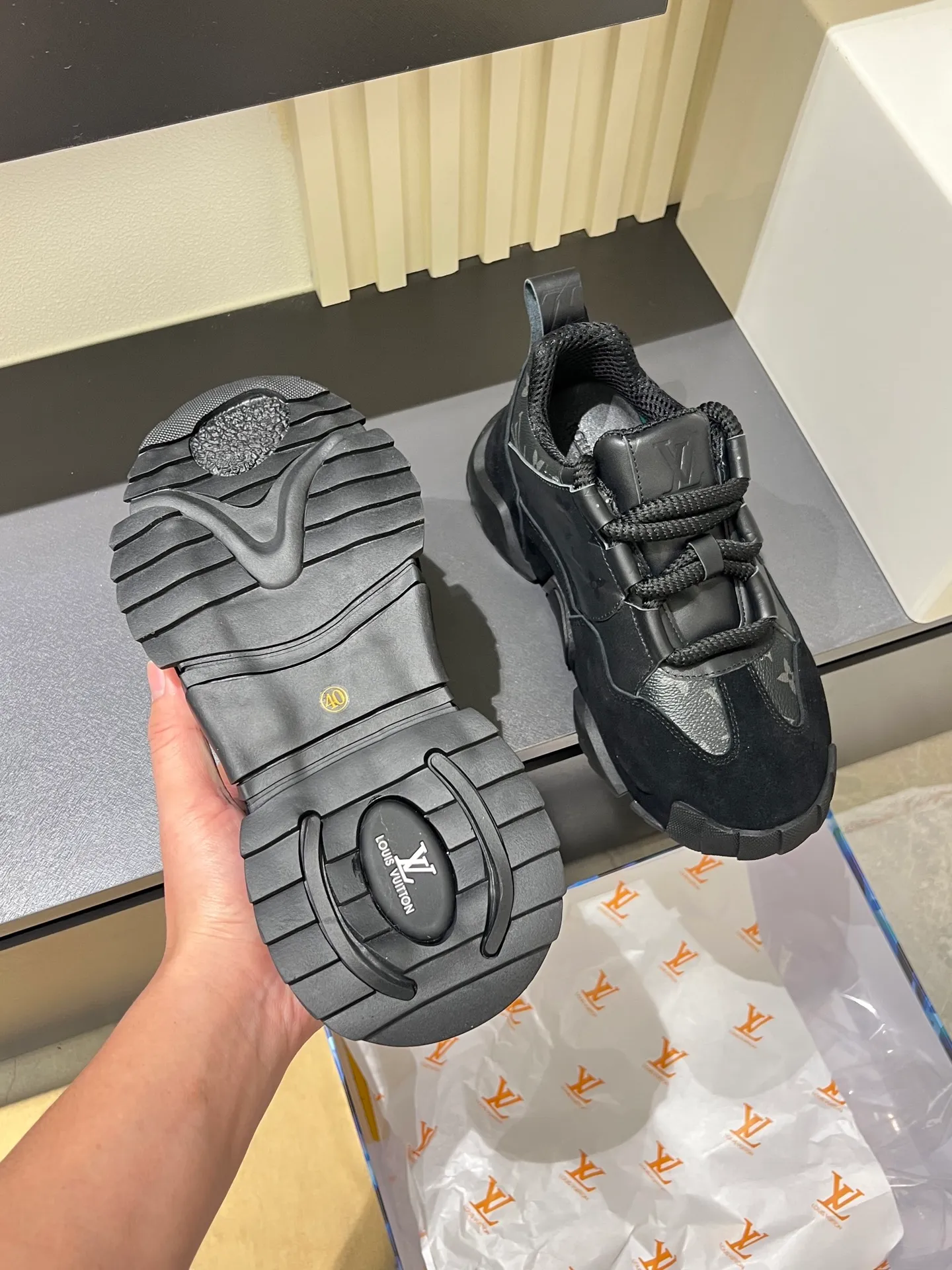 p600 "LOUI* VUITTO*" popular men's casual shoes, genuine development in Italy 💯Purchasing level quality ✔️The upper is made of first-layer cowhide, comfortable and soft sheepskin feet ⚡️ Fashionable and versatile, the toe last shape is firm and full, the soles are made from original LV molds and can be freely entered and exited the counter. Light and comfortable on the feet~Purely handmade, details determine quality! Size:39-44!